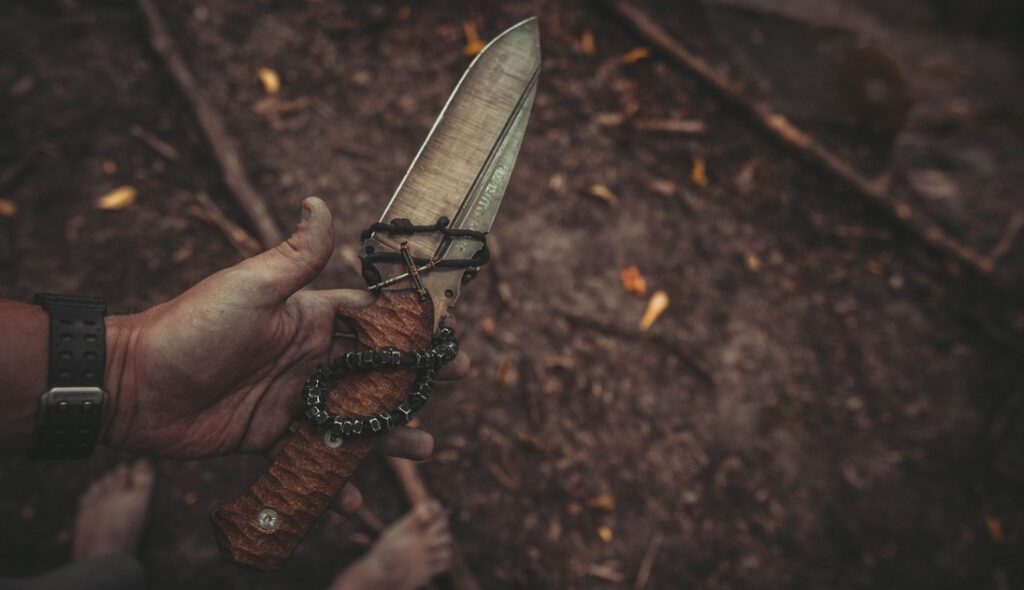 a fixed-blade hunting knife